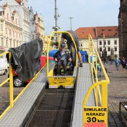 Na náměstí Republiky získali školáci dětské řidičáky 