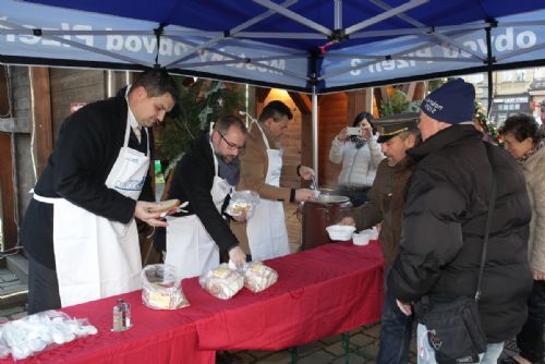 Foto: Na náměstí v Plzni se rozlévala gulášová polévka zdarma 