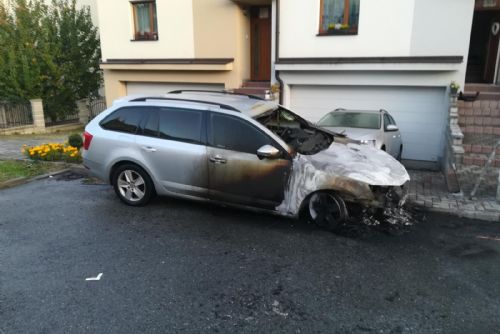 Foto: Na Nové Hospodě shořelo auto. Neviděli jste žháře?