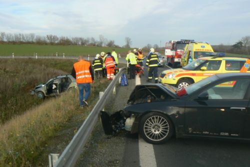 Na obchvatu Staňkova bourala dvě auta, jeden zraněný