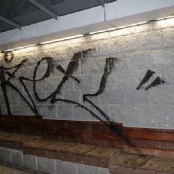Na plzeňském vlakovém nádraží řádil sprejer