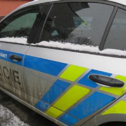Na policejní auto v Klatovech vyškrábala kosočtverec