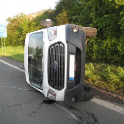 Na Skvrňanech bouralo osobní auto s dodávkou, ta skončila na boku
