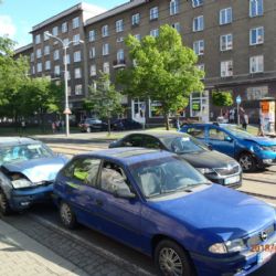 Na Slovanech bourala tři auta, zraněné odvezla záchranka 
