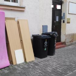 Na Slovanech před domem založil černou skládku
