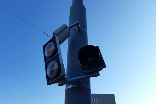 Foto: Na Slovanské aleji poškodil vandal semafor v třímetrové výšce