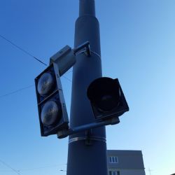 Na Slovanské aleji poškodil vandal semafor v třímetrové výšce