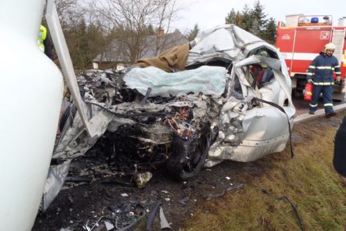 Foto: Na Sokolce bouralo auto s kamionem, řidič osobáku zemřel