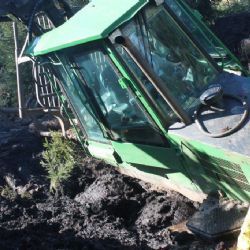 Na Tachovsku hasičský tank vyprostil z rašeliny dva lesní stroje 