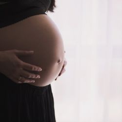 Na západě Čech otěhotněla třináctiletá dívka