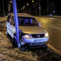 Nabourala na Lochotíně auto do lampy a z místa odešla