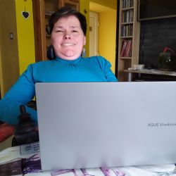Nadace Agel přispěla nemocné ženě z Plzeňska na nákup notebooku