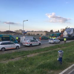 Nadměrný náklad z Plzně míří do Lovosic, energetici zajištují průjezd pod vedením