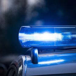 Nahlásil bombu na soudu. A policistům ujížděl na kradené motorce
