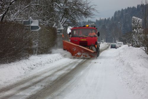 Foto: Náklady na zimní údržbu se v kraji zvýšily, poškozené silnice se opravují