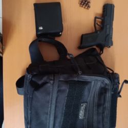 Nalezený batoh skrýval peněženku, sušenky a také zbraň