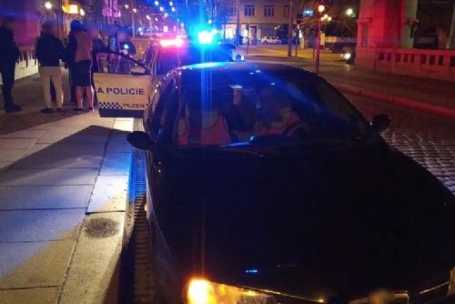 Foto: Nedal přednost vozidlu strážníků, řidičák neměl a byl opilý