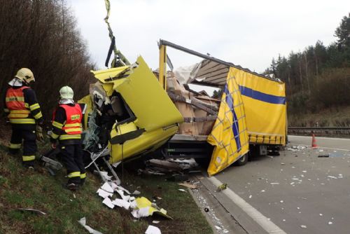 Foto: Nehoda dvou kamionů na D5: Řidiče odvážel vrtulník