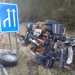 Nehoda kamionu a vozidla údržby na dálnici D5: Dva zranění