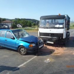 Nehoda na křižovatce na Lomec: řidičku odvážel vrtulník