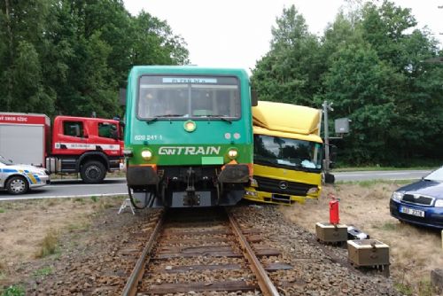 Foto: Nehoda rychlíku s kamionem u Kaznějova přerušila dopoledne provoz na trati Plzeň - Most
