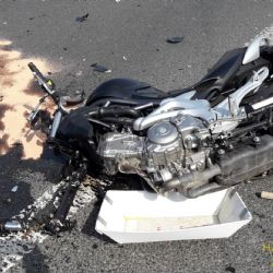 Nehoda u odbočky na Ohučov: Zraněný motorkář