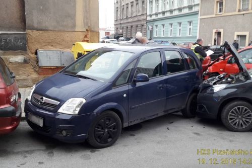 Foto: Nehoda v Poděbradově v Plzni: jedno zranění, 6 poškozených aut