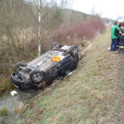 Nehoda ve Vejprnické: jedno auto skončilo v příkopu