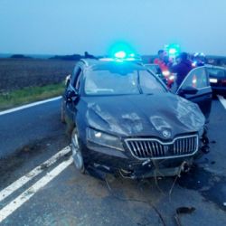 Nehoda za karlovarské silnici: sanitka odvezla řidiče a dva malé kluky