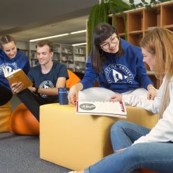 Některé fakulty ZČU stále přijímají přihlášky ke studiu