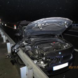 Němečtí policisté pronásledovali na D5 kradené auto, řidič spadl z mostu