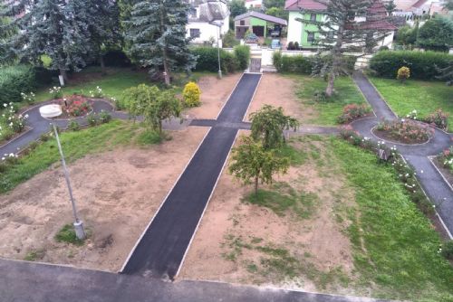 Foto: Nemocnice Horažďovice má nové parkoviště a chodník pro pacienty