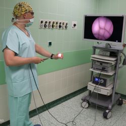 Neurochirurgie FN Plzeň má díky Nadaci ČEZ nové přístroje