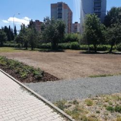 Nevzhledný průšlap v Lábkově ulici nahradí květnatá louka