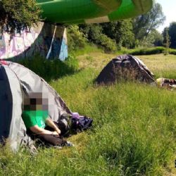 Nezletilá dívka strávila v Plzni noc ve stanu bezdomovců