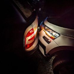 Noční Malesice: Řidič v polích a nabourané auto strážníků