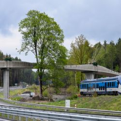 Nová lávka přes silnici na Třemošnou začne chodcům a cyklistům sloužit v červnu 