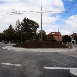 Nová okružní křižovatka u Tyršova mostu začne sloužit řidičům v sobotu