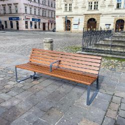 Nové lavičky a odpadkové koše v centru města. Plzeň obměňuje mobiliář