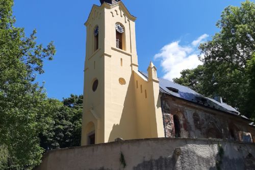 Foto: Zakázkové truhlářství ZAJDA s.r.o. rekonstruovalo žaluzie do věže a okna v tzv. kostele duchů (Kostel svatého Jiří v Lukové)