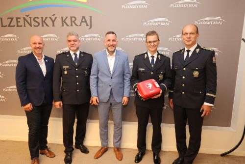 Foto: Nový policejní ředitel převzal defibrilátory pro speciální pořádkovou jednotku