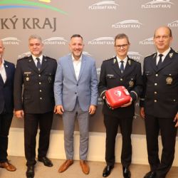 Nový policejní ředitel převzal defibrilátory pro speciální pořádkovou jednotku