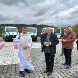 Novým sanitkám Domažlické nemocnice požehnal biskup