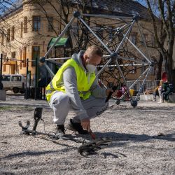 O dětská hřiště v centru Plzně se nově stará tým s detektory kovu
