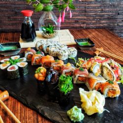 Oblíbený sushi bar v centru Plzně je zákazníkům stále plně k dispozici