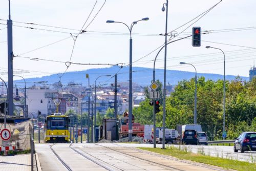 Foto: Obnova kanalizace na Karlovarské třídě bude hotová do konce září