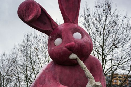 Foto: Obří růžový králík požírající člověka zůstane na Lochotíně