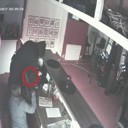 Obsluhu plzeňského baru přepadl lupič s pistolí. Nepoznáte ho?