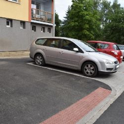 Obyvatelé domu v Manětínské 9 a 11 mají třikrát více parkovacích míst