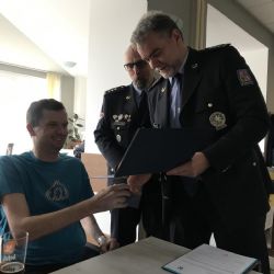 Ochrnutý policista z Plzeňska získal ve sbírce 445 korun